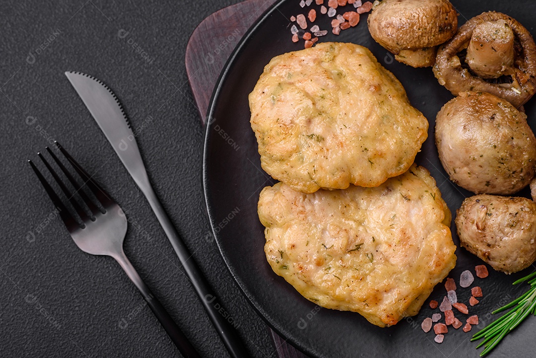 Deliciosas panquecas de filé picado frito com especiarias, sal e ervas sobre um fundo escuro de concreto