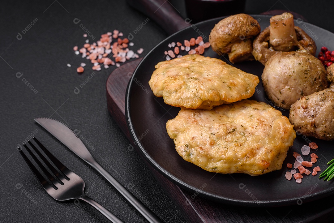 Deliciosas panquecas de filé picado frito com especiarias, sal e ervas sobre um fundo escuro de concreto