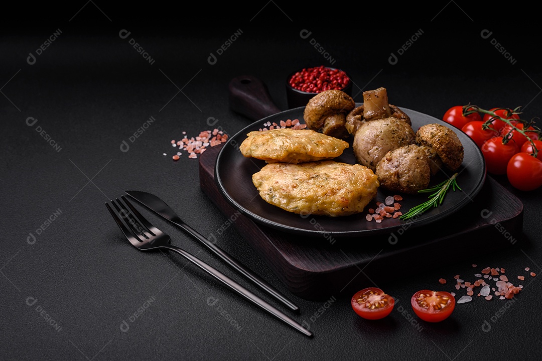 Deliciosas panquecas de filé picado frito com especiarias, sal e ervas sobre um fundo escuro de concreto