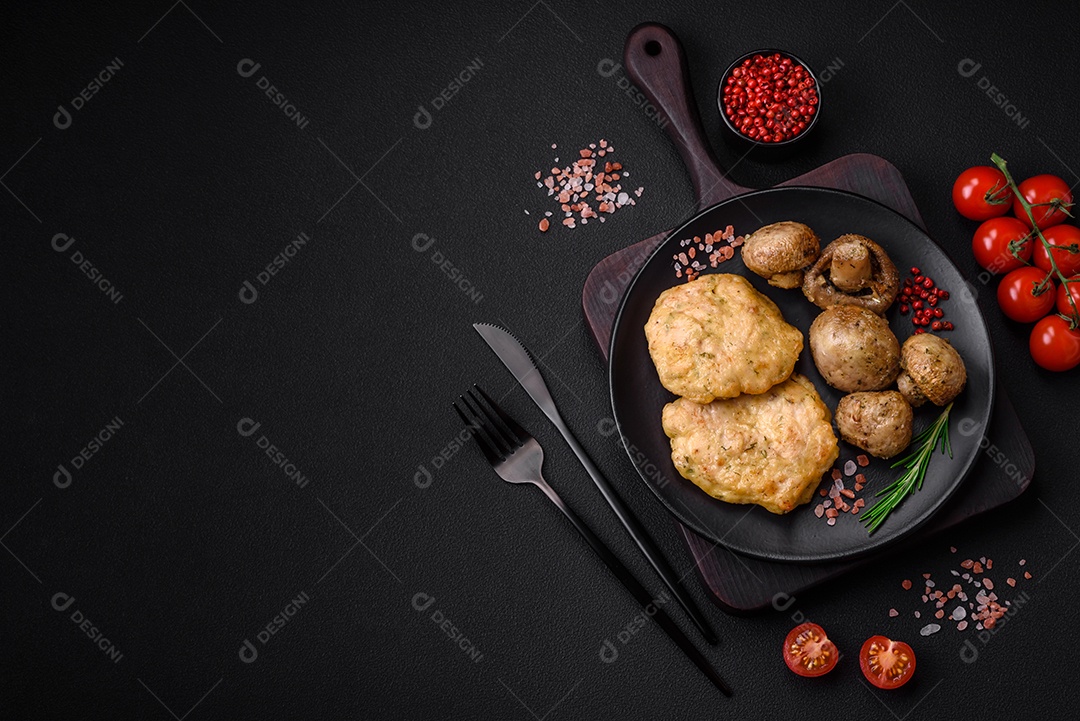 Deliciosas panquecas de filé picado frito com especiarias, sal e ervas sobre um fundo escuro de concreto