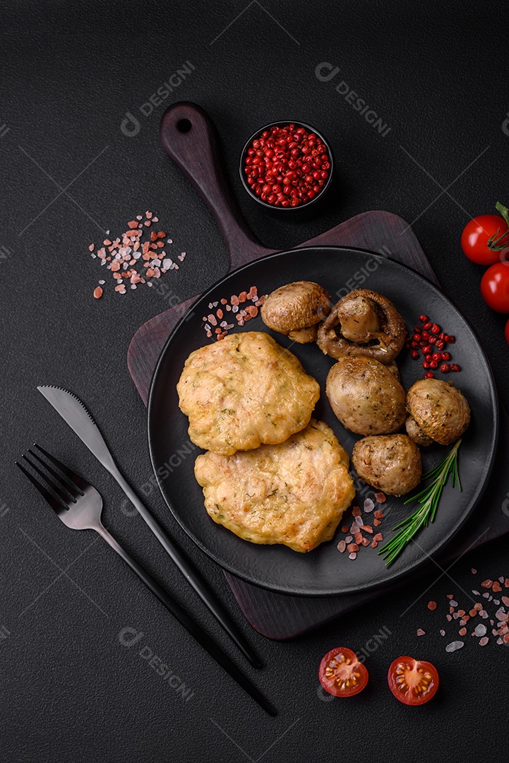 Deliciosas panquecas de filé picado frito com especiarias, sal e ervas sobre um fundo escuro de concreto