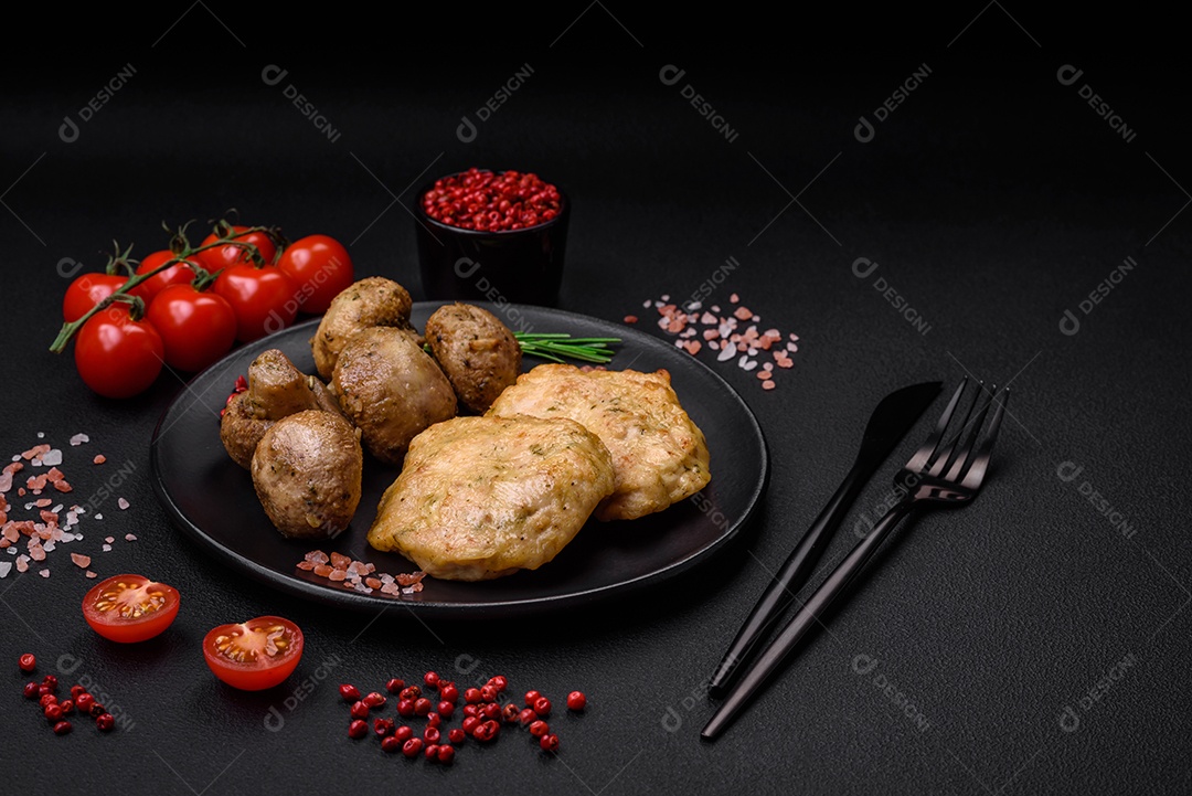 Deliciosas panquecas de filé picado frito com especiarias, sal e ervas sobre um fundo escuro de concreto