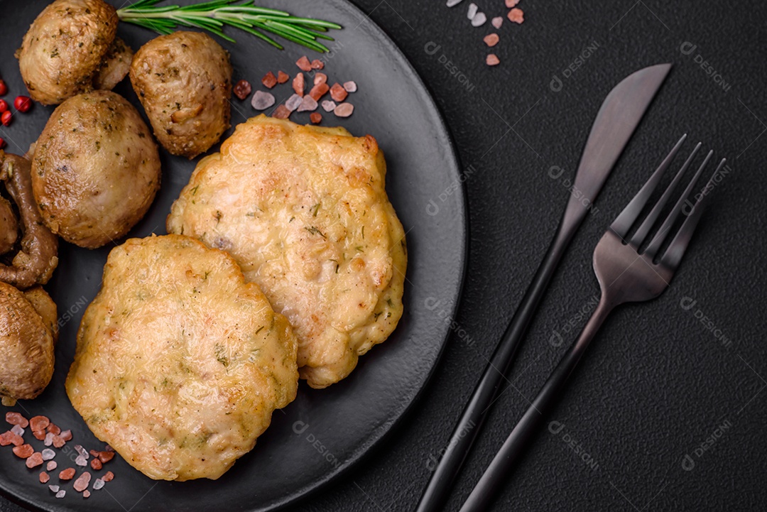 Deliciosas panquecas de filé picado frito com especiarias, sal e ervas sobre um fundo escuro de concreto