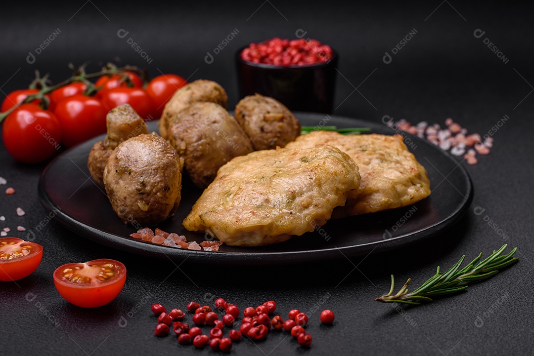 Deliciosas panquecas de filé picado frito com especiarias, sal e ervas sobre um fundo escuro de concreto