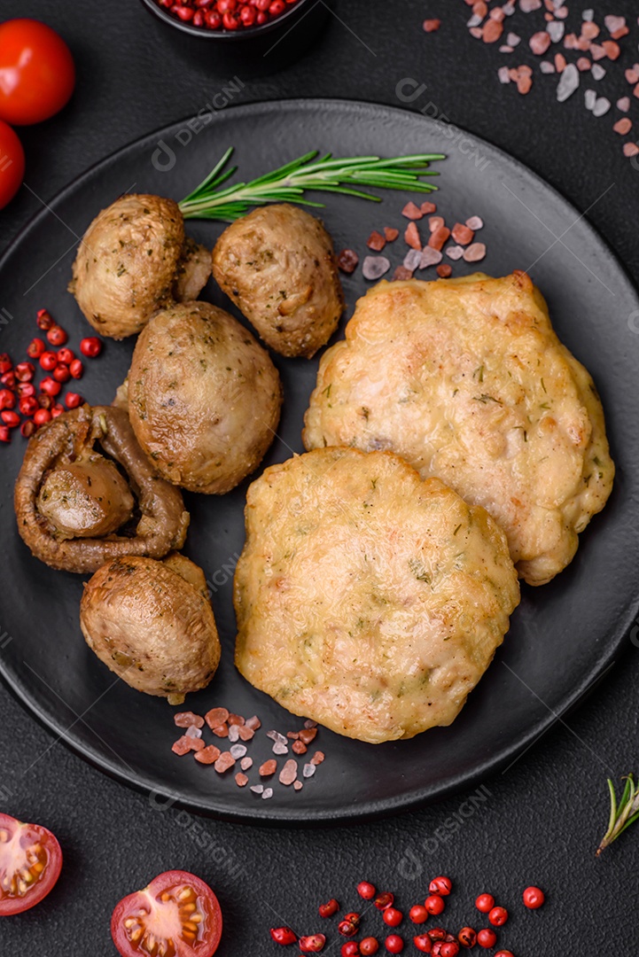 Deliciosas panquecas de filé picado frito com especiarias, sal e ervas sobre um fundo escuro de concreto