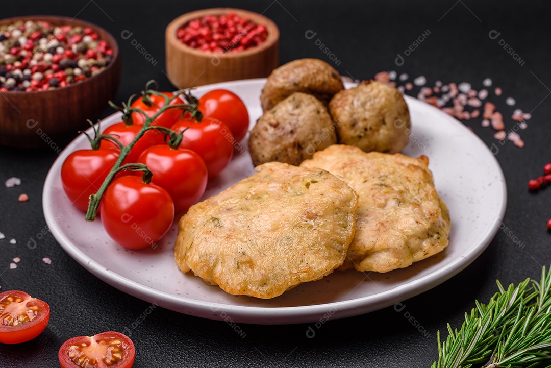 Deliciosas panquecas de filé picado frito com especiarias, sal e ervas sobre um fundo escuro de concreto