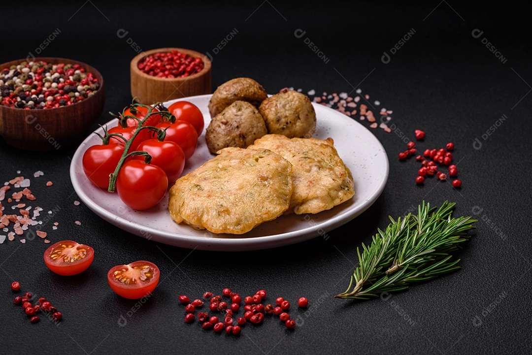 Deliciosas panquecas de filé picado frito com especiarias, sal e ervas sobre um fundo escuro de concreto