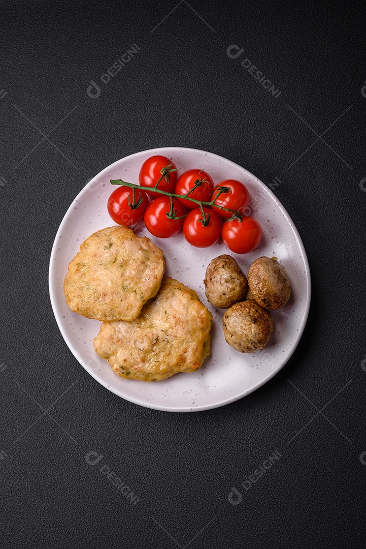 Deliciosas panquecas de filé picado frito com especiarias, sal e ervas sobre um fundo escuro de concreto