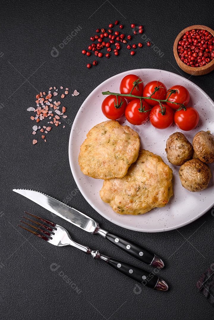 Deliciosas panquecas de filé picado frito com especiarias, sal e ervas sobre um fundo escuro de concreto
