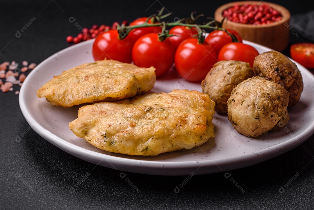Deliciosas panquecas de filé picado frito com especiarias, sal e ervas sobre um fundo escuro de concreto