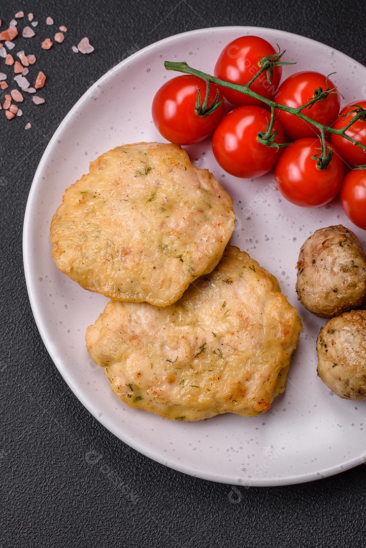 Deliciosas panquecas de filé picado frito com especiarias, sal e ervas sobre um fundo escuro de concreto