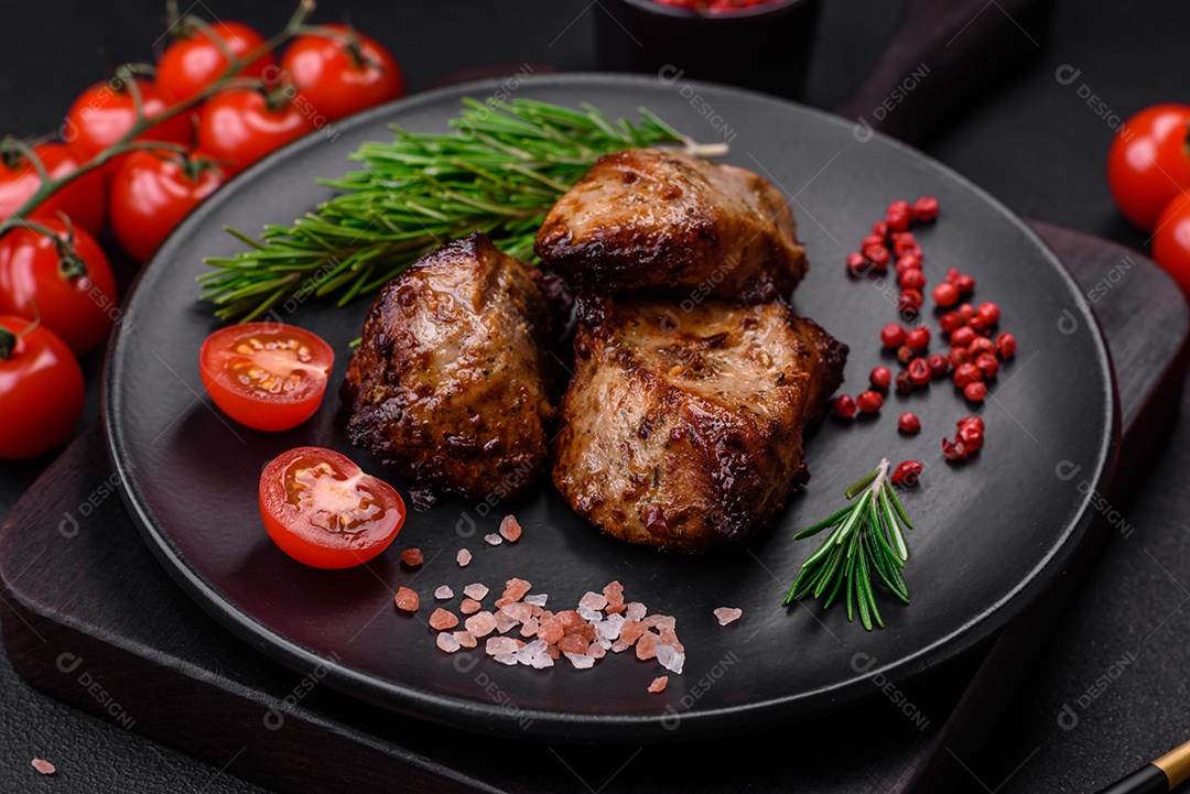 Deliciosa carne grelhada em forma de kebab com especiarias e ervas sobre um fundo escuro de concreto