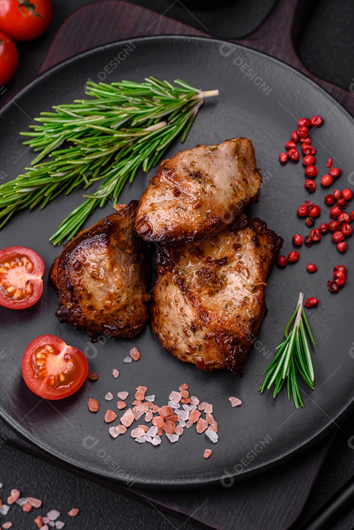 Deliciosa carne grelhada em forma de kebab com especiarias e ervas sobre um fundo escuro de concreto