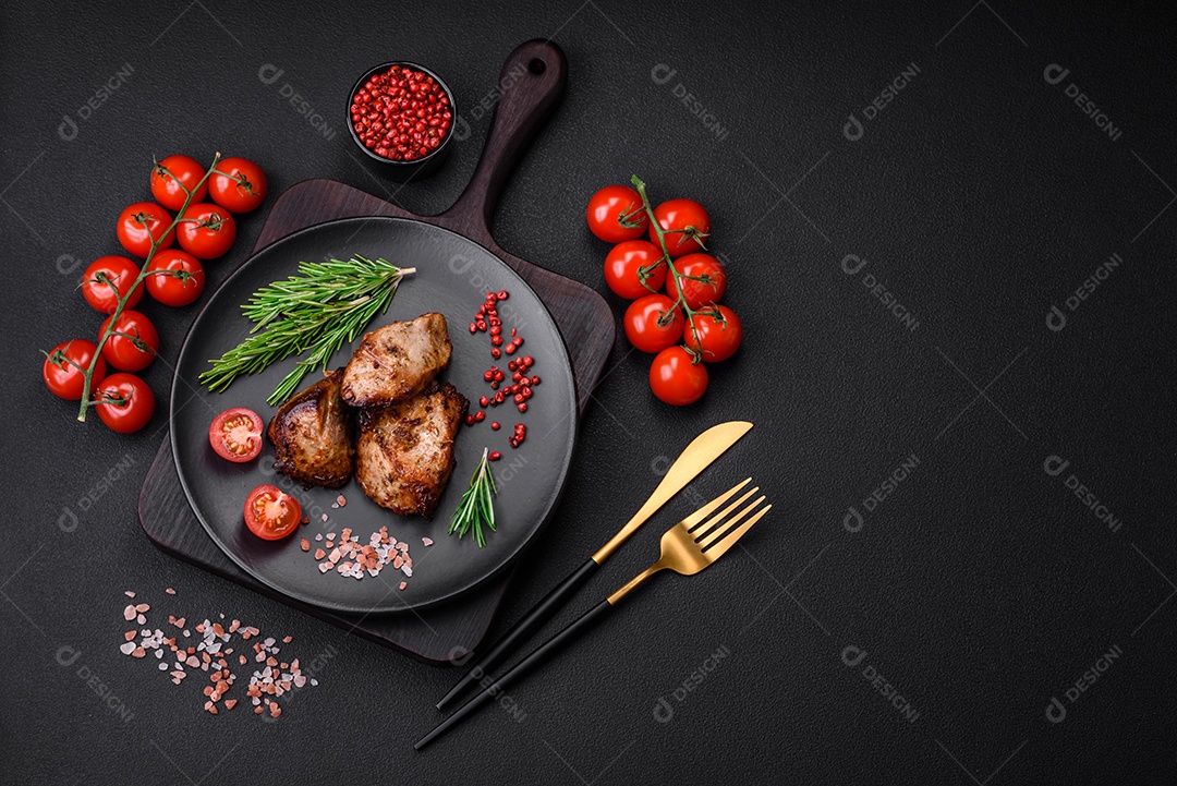 Deliciosa carne grelhada em forma de kebab com especiarias e ervas sobre um fundo escuro de concreto