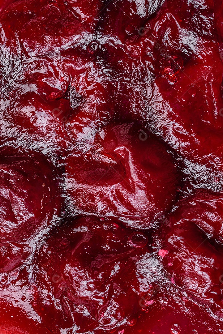 Deliciosa torta doce perfumada com bagas de cereja em uma placa de cerâmica sobre um fundo escuro de concreto