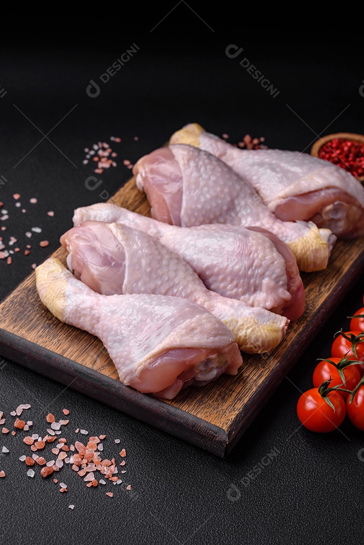 Filé de frango grelhado em forma de bife com tomate, abacaxi e queijo sobre fundo escuro de concreto