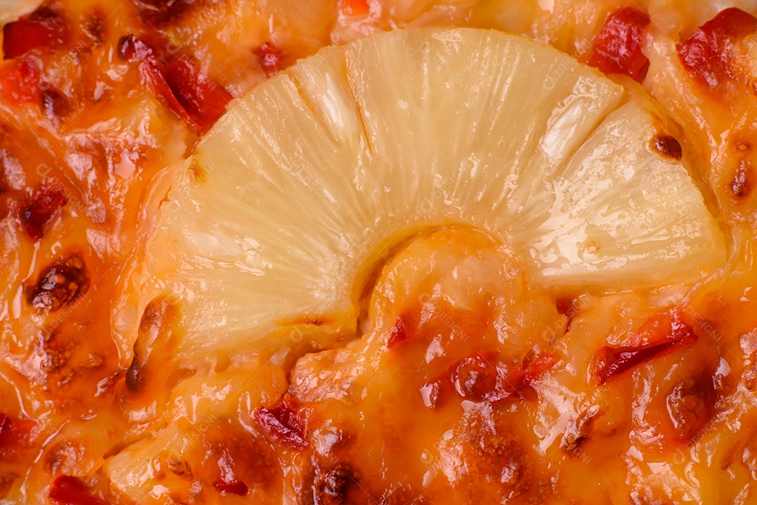 Filé de frango grelhado em forma de bife com tomate, abacaxi e queijo sobre fundo escuro de concreto