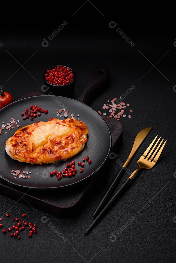 Filé de frango grelhado em forma de bife com tomate, abacaxi e queijo sobre fundo escuro de concreto