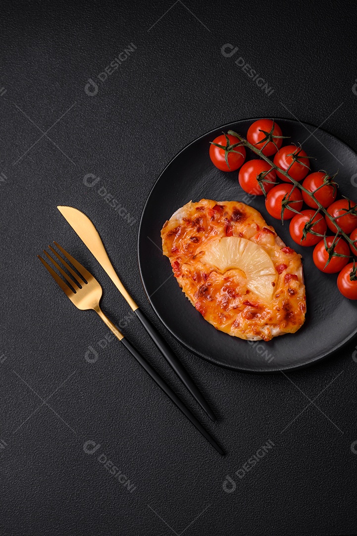 Filé de frango grelhado em forma de bife com tomate, abacaxi e queijo sobre fundo escuro de concreto