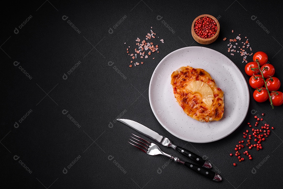 Filé de frango grelhado em forma de bife com tomate, abacaxi e queijo sobre fundo escuro de concreto