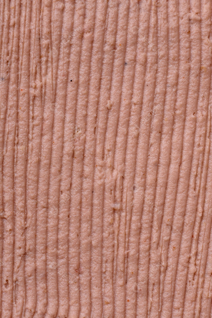 Deliciosa torrada crocante com frango ou patê de ganso com sal e especiarias sobre um fundo escuro de concreto