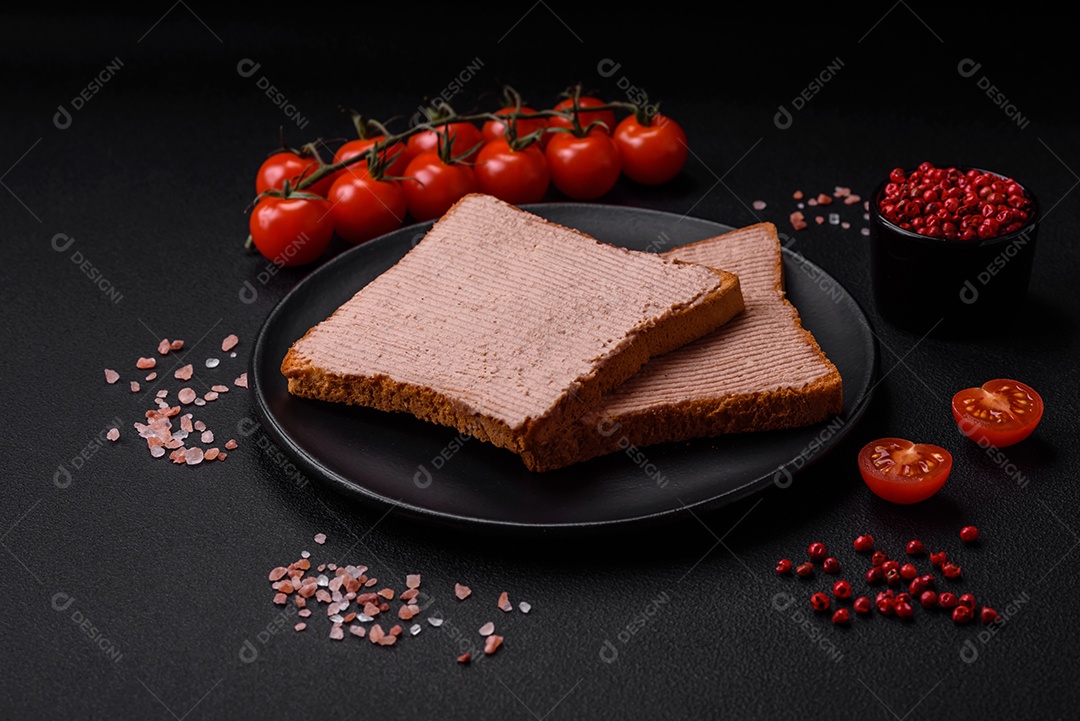 Deliciosa torrada crocante com frango ou patê de ganso com sal e especiarias sobre um fundo escuro de concreto