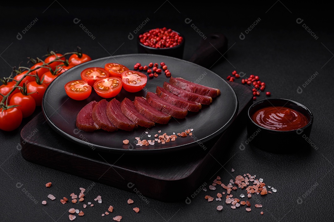 Delicioso filé de pato defumado ou grelhado com especiarias e sal sobre fundo escuro de concreto