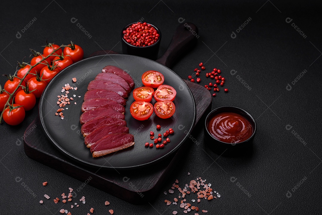 Delicioso filé de pato defumado ou grelhado com especiarias e sal sobre fundo escuro de concreto