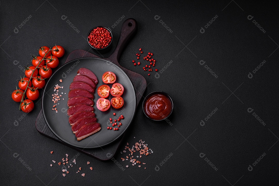 Delicioso filé de pato defumado ou grelhado com especiarias e sal sobre fundo escuro de concreto