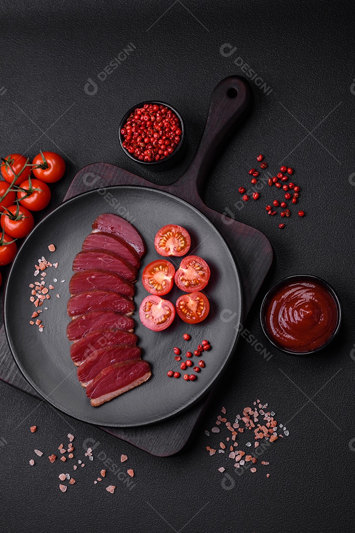 Delicioso filé de pato defumado ou grelhado com especiarias e sal sobre fundo escuro de concreto