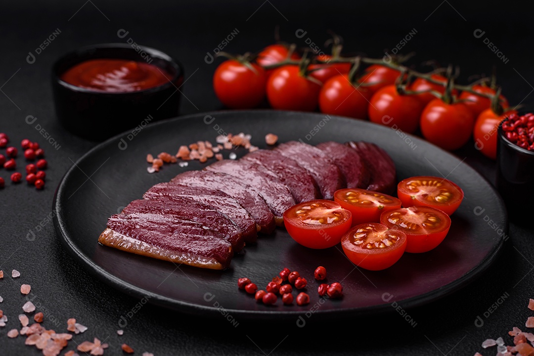 Delicioso filé de pato defumado ou grelhado com especiarias e sal sobre fundo escuro de concreto