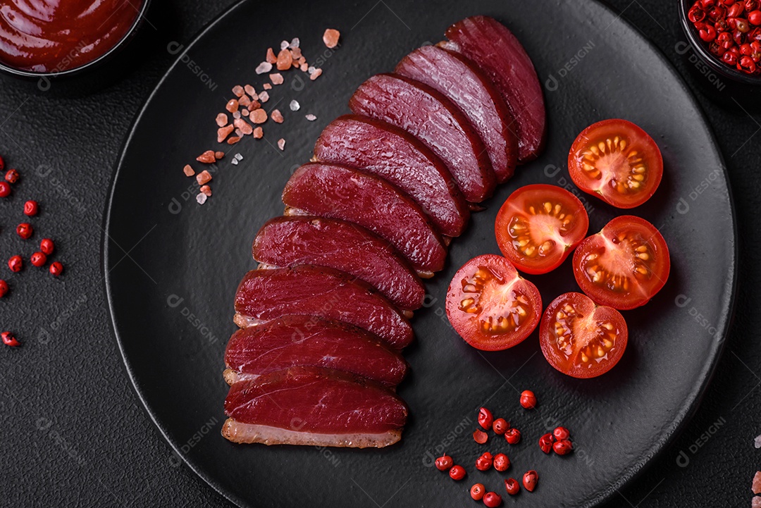 Delicioso filé de pato defumado ou grelhado com especiarias e sal sobre fundo escuro de concreto