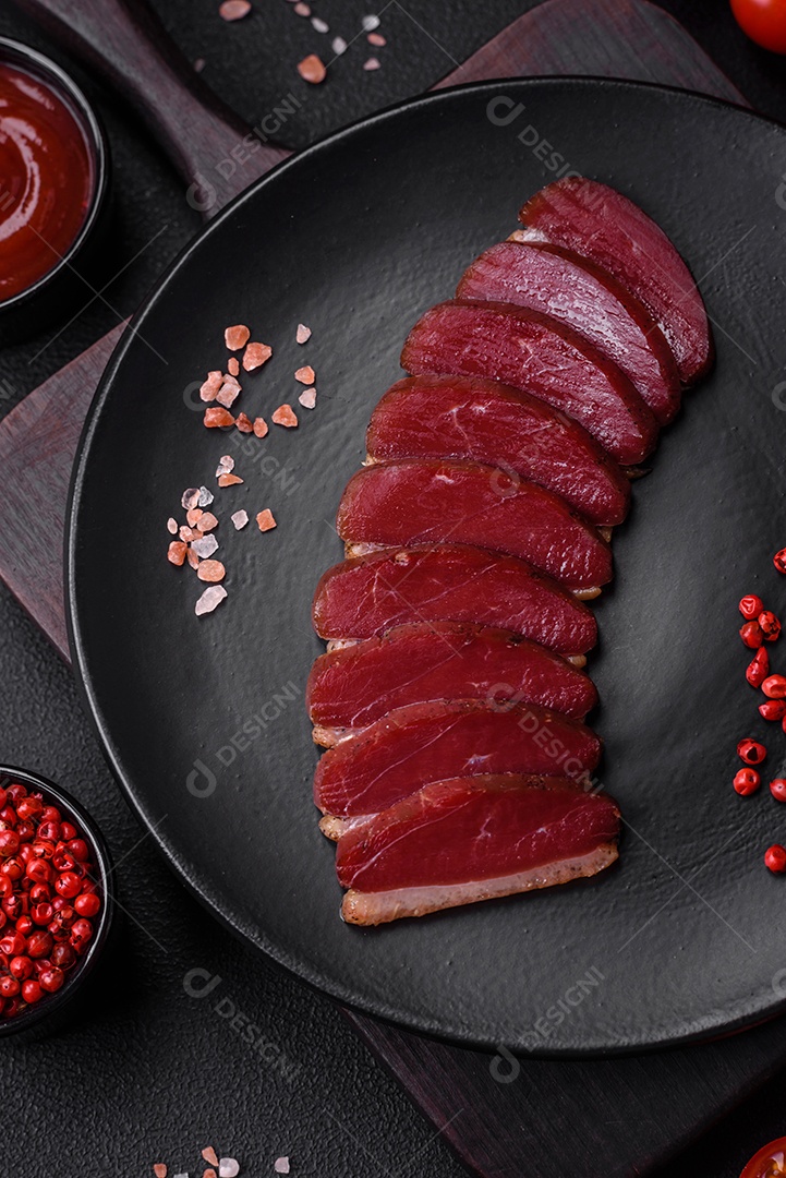 Delicioso filé de pato defumado ou grelhado com especiarias e sal sobre fundo escuro de concreto