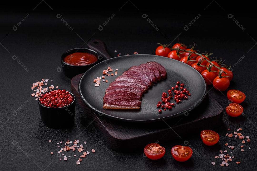 Delicioso filé de pato defumado ou grelhado com especiarias e sal sobre fundo escuro de concreto