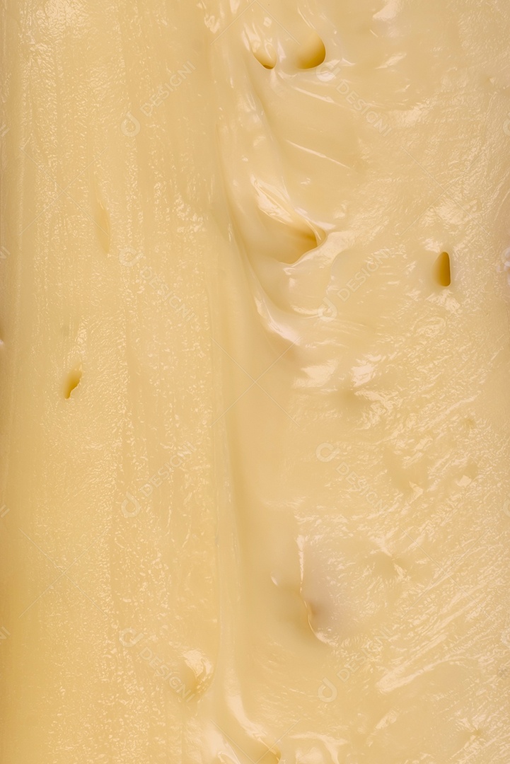 Baguete de farinha de trigo crocante com sementes de gergelim em uma tábua de madeira sobre um fundo escuro de concreto