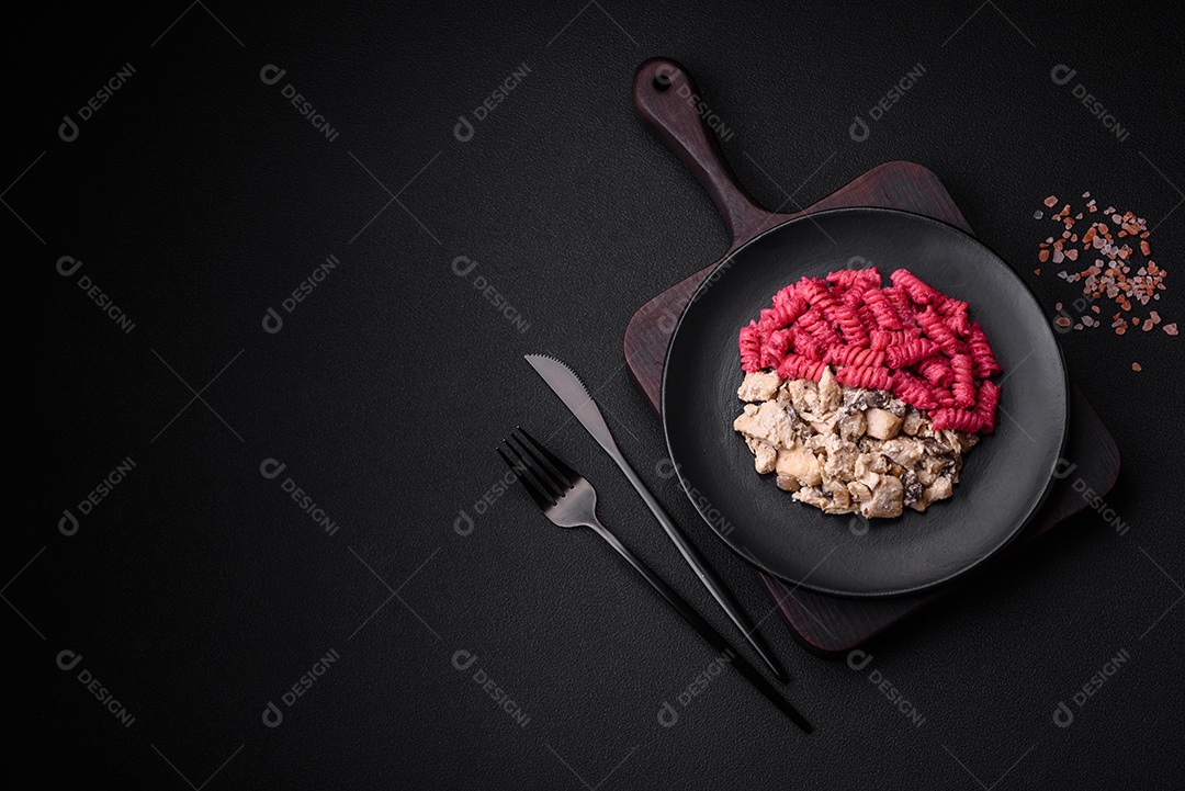 Delicioso gaspacho fresco com pão ralado, sal e especiarias numa placa cerâmica sobre um fundo escuro de concreto