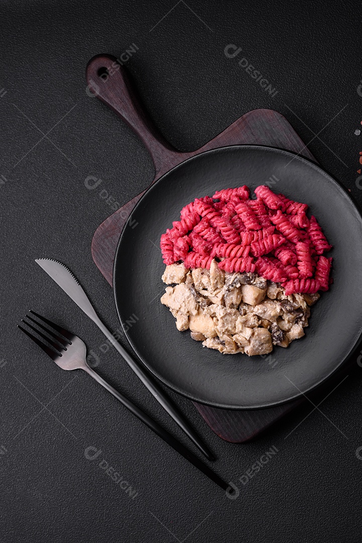 Delicioso gaspacho fresco com pão ralado, sal e especiarias numa placa cerâmica sobre um fundo escuro de concreto