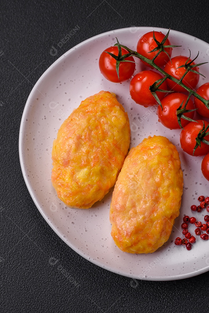 Deliciosas costeletas de vapor com cenoura, queijo, sal e especiarias sobre um fundo escuro de concreto