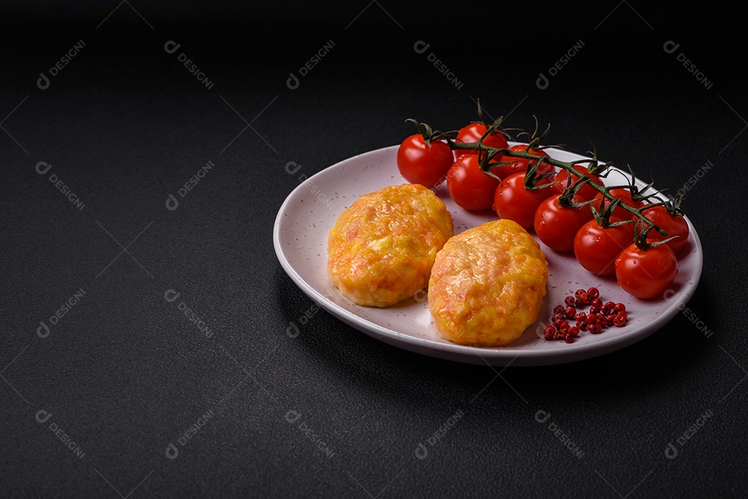 Deliciosas costeletas de vapor com cenoura, queijo, sal e especiarias sobre um fundo escuro de concreto