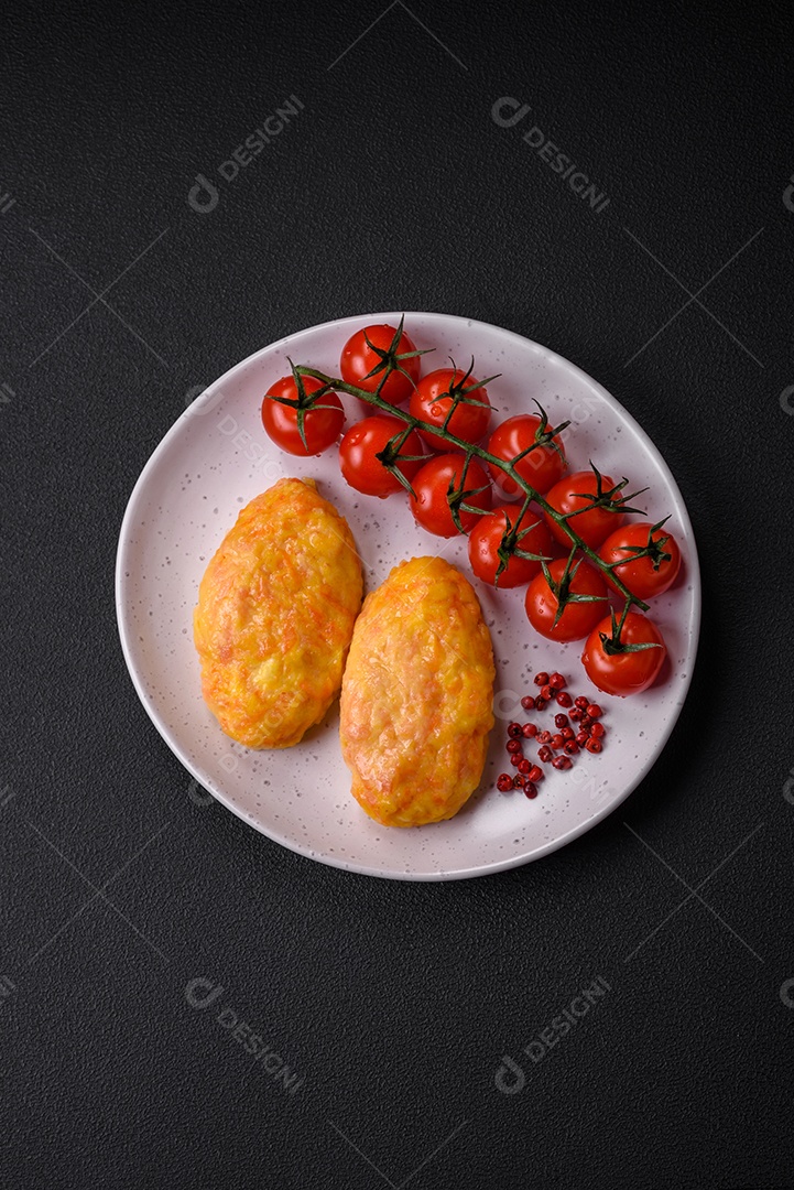 Deliciosas costeletas de vapor com cenoura, queijo, sal e especiarias sobre um fundo escuro de concreto