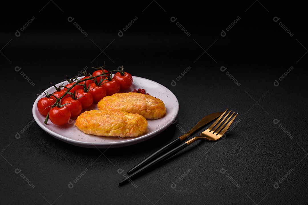 Deliciosas costeletas de vapor com cenoura, queijo, sal e especiarias sobre um fundo escuro de concreto