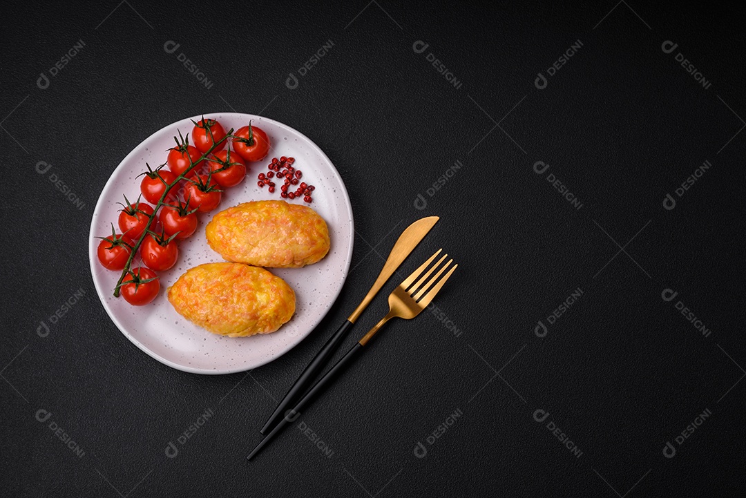 Deliciosas costeletas de vapor com cenoura, queijo, sal e especiarias sobre um fundo escuro de concreto