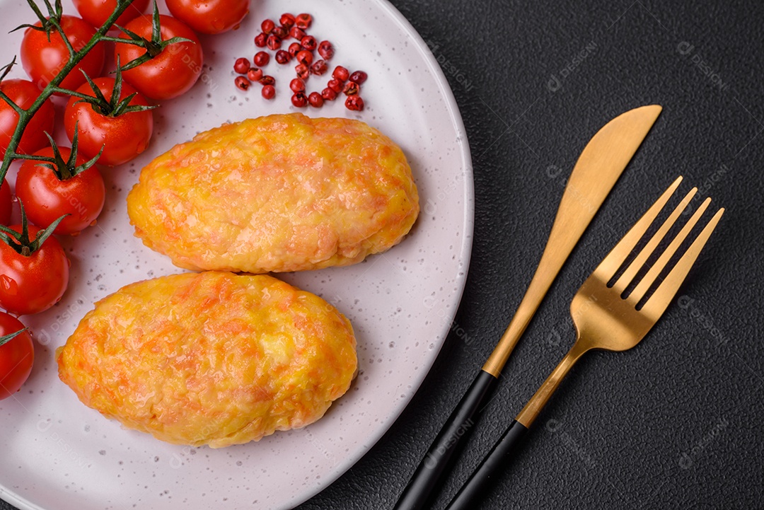 Deliciosas costeletas de vapor com cenoura, queijo, sal e especiarias sobre um fundo escuro de concreto