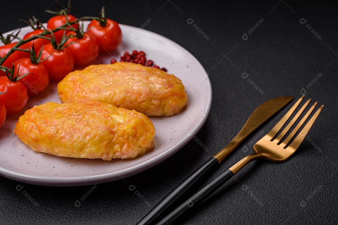 Deliciosas costeletas de vapor com cenoura, queijo, sal e especiarias sobre um fundo escuro de concreto