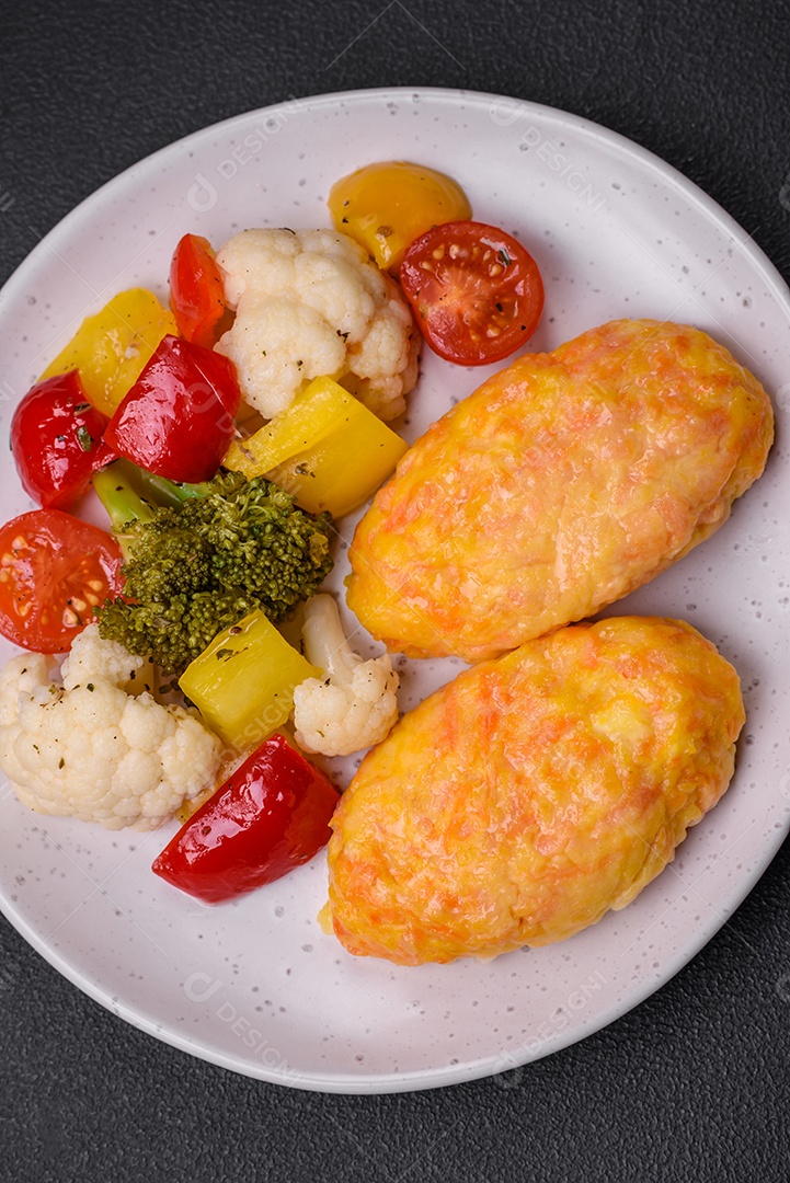 Deliciosas costeletas de vapor com cenoura, queijo, sal e especiarias sobre um fundo escuro de concreto