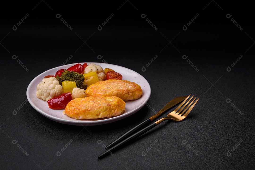 Deliciosas costeletas de vapor com cenoura, queijo, sal e especiarias sobre um fundo escuro de concreto