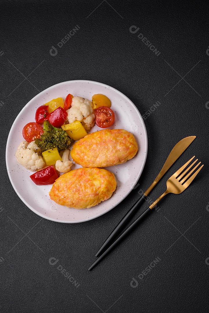 Deliciosas costeletas de vapor com cenoura, queijo, sal e especiarias sobre um fundo escuro de concreto