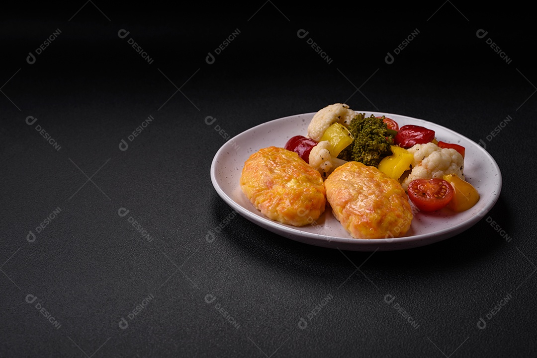 Deliciosas costeletas de vapor com cenoura, queijo, sal e especiarias sobre um fundo escuro de concreto