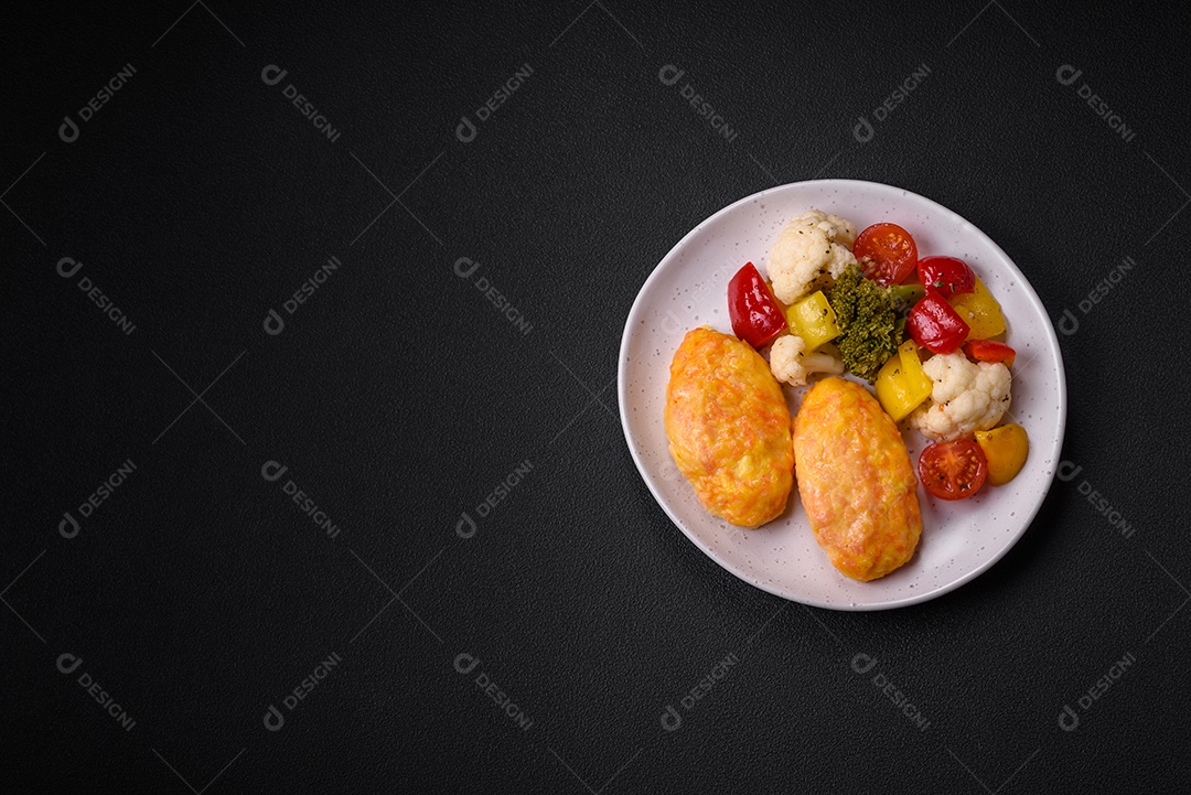 Deliciosas costeletas de vapor com cenoura, queijo, sal e especiarias sobre um fundo escuro de concreto