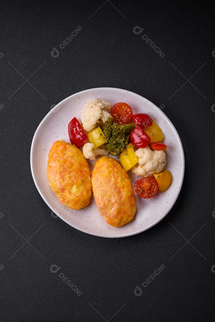 Deliciosas costeletas de vapor com cenoura, queijo, sal e especiarias sobre um fundo escuro de concreto